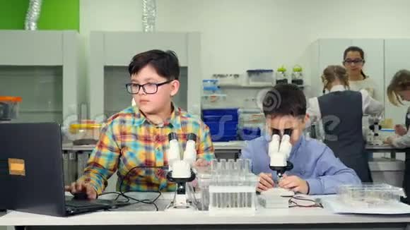 学校科学概念小学生用蜗牛做科学实验视频的预览图