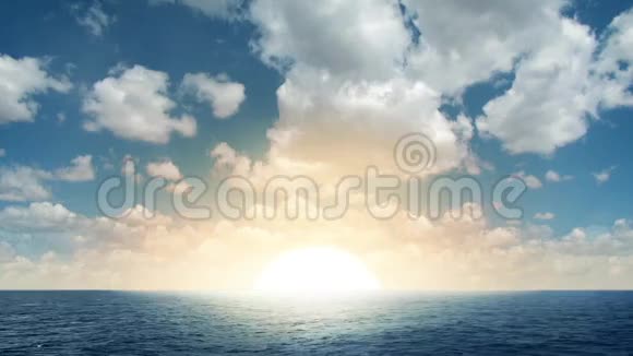 美丽的海上日出视频的预览图