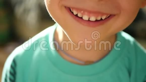 幼儿表现情绪笑快乐快乐微笑一个孩子的嘴特写一个孩子展示牙齿视频的预览图