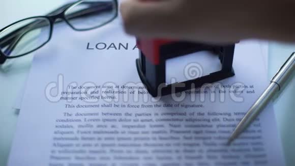 贷款协议被拒绝官员在商务文件上加盖公章视频的预览图