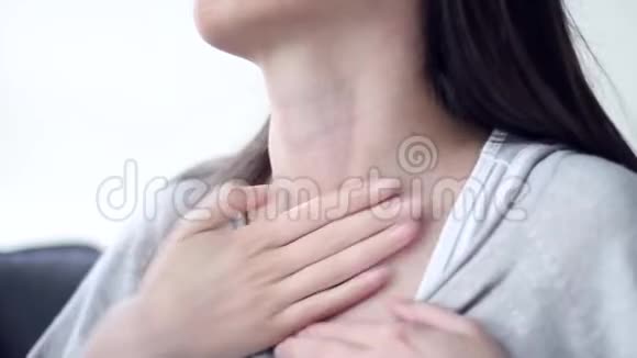 有过敏挠脖子的女人视频的预览图