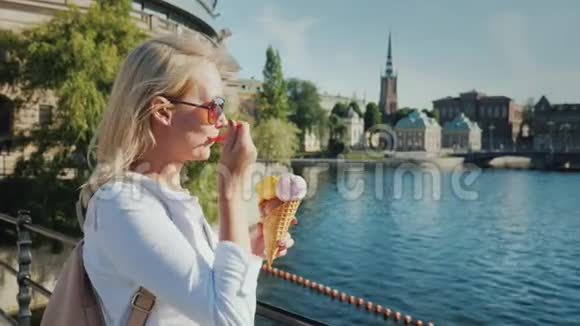 以瑞典斯德哥尔摩市为背景的女性游客吃冰淇淋视频的预览图