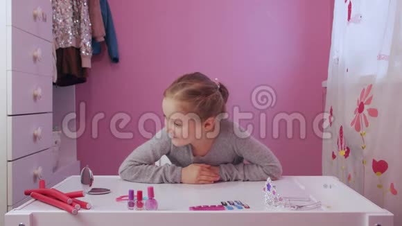 小女孩和化妆品视频的预览图