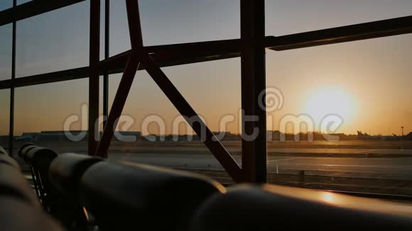 北京机场日落时起飞的飞机剪影窗外视频的预览图