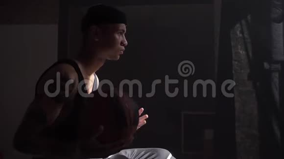 非洲篮球运动员坐着玩球等着去操场找冠军视频的预览图