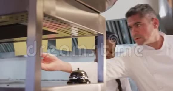厨师在厨房工作视频的预览图