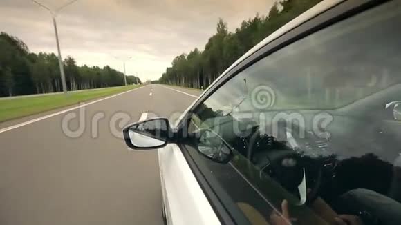 汽车在路上行驶视频的预览图