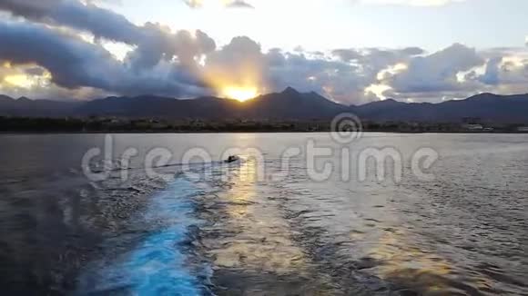 海上日落摩托艇2艘视频的预览图