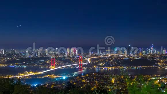 伊斯坦布尔城市天际线城市景观夜晚时光博斯普鲁斯大桥和金融商务中心视频的预览图