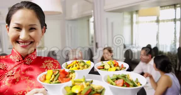 微笑的女服务员端着盘子和蔬菜视频的预览图