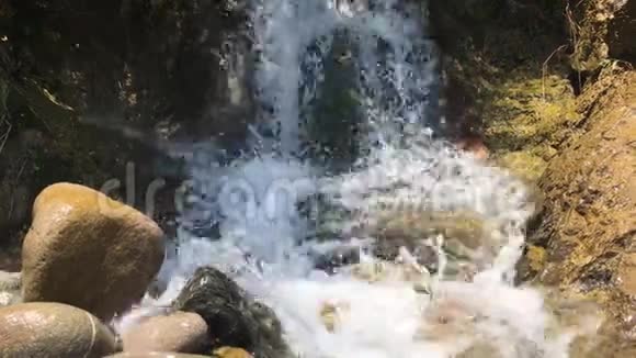 瀑布的声音视频的预览图