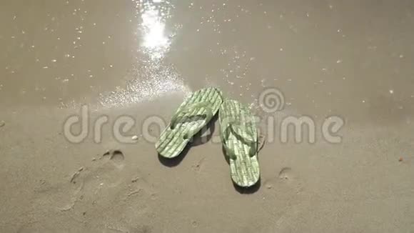 男子沙滩拖鞋视频的预览图