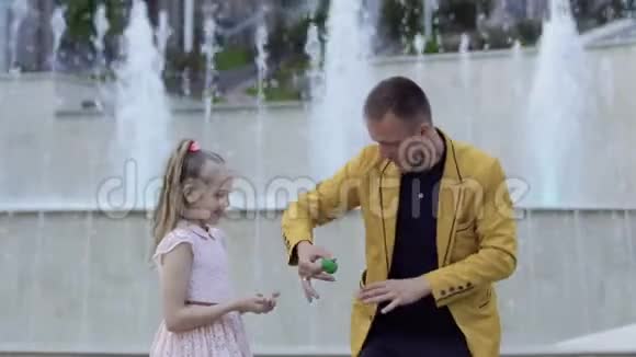 魔术师给小女孩表演用球的魔术视频的预览图