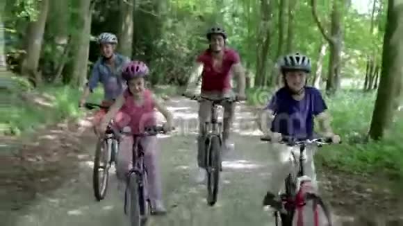 一家人沿着赛道骑山上自行车视频的预览图