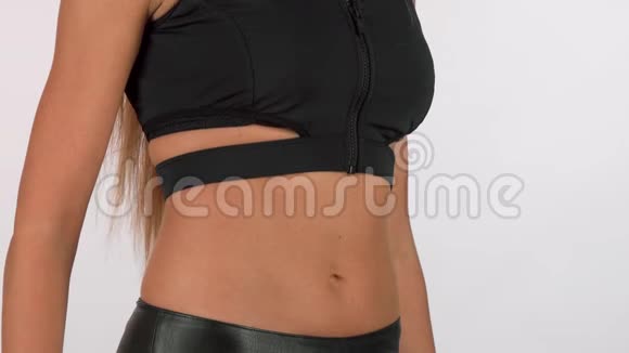 健身妇女用胶带测量她的腰部视频的预览图