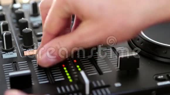 DJ控制台视频的预览图
