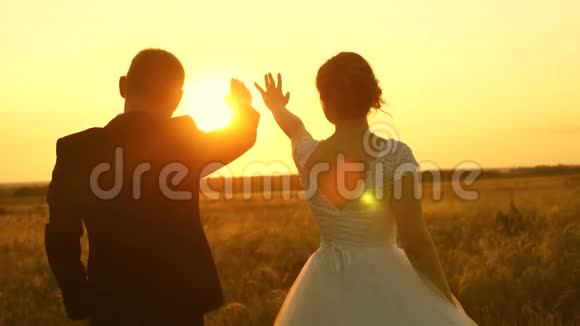 一男一女在夕阳下用手秀出一颗心浪漫之旅中的恋人团队合作视频的预览图