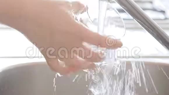 女人用手洗杯子视频的预览图