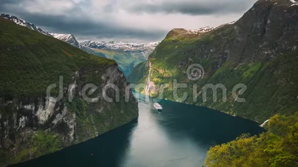 挪威吉兰格福乔德旅游船轮渡船游船班轮浮动附近的盖朗格夫乔登视频的预览图