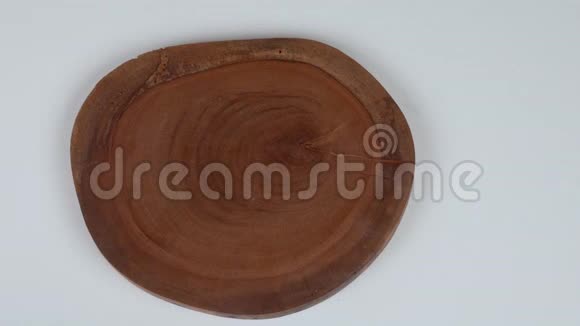 一块圆形的木板上面有一条淡紫色的桉树肥皂和一根树枝视频的预览图
