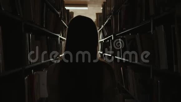 一个女孩走在书架之间视频的预览图