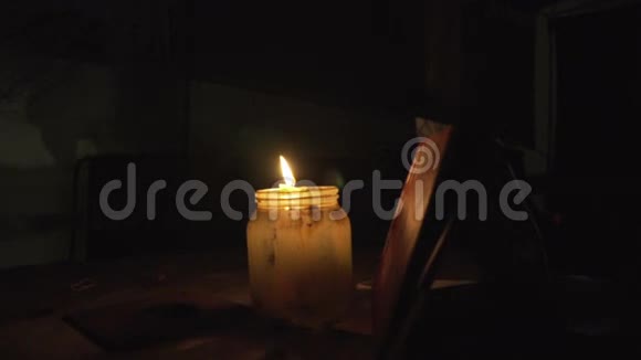 银行桌上的蜡烛在夜里点燃视频的预览图