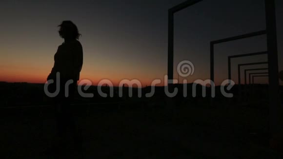 站在红日落上高科技大桥上的孤独体贴的女人剪影视频的预览图