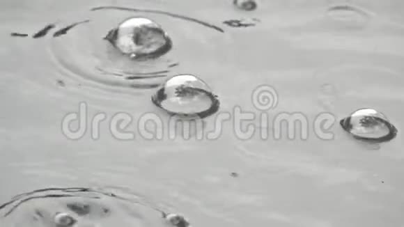 雨中的水面视频的预览图