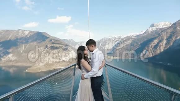 这对穿着老式衣服的夫妇在纯山的背景下乘船旅行时拥抱在一起视频的预览图