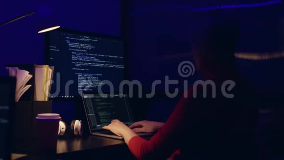 美丽的女性移动视频游戏应用程序开发人员在她的办公桌上的个人电脑背景视频的预览图