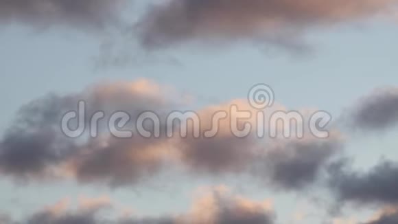 日落时天空中的云视频的预览图