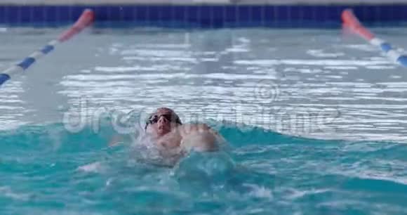 游泳者游进游泳池视频的预览图
