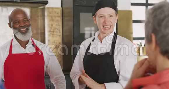 厨师在厨房里说话视频的预览图