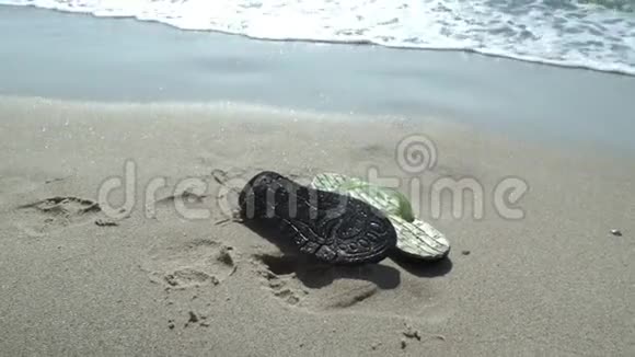 男子沙滩拖鞋视频的预览图