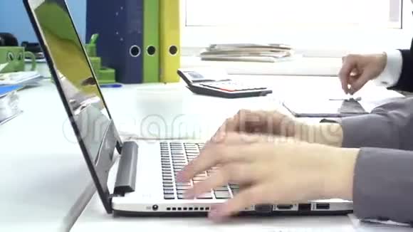 在笔记本电脑上打字写数字视频的预览图