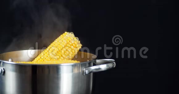 用热蒸蒸锅里的玉米视频的预览图