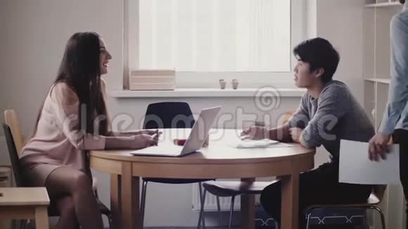 漂亮的女老板听着年轻的日本男人在现代办公室的面试白种人员工加入视频的预览图