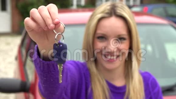 青少年女孩用钥匙骑车慢镜头视频的预览图