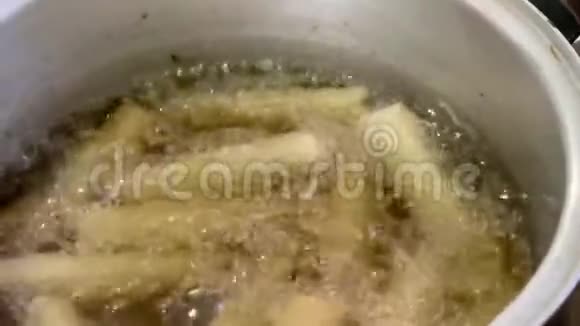 特写香脆春卷油炸倾倒和炸虾上沸油视频的预览图