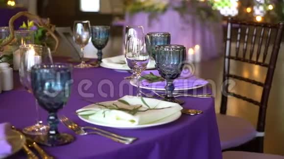 婚礼装饰婚礼内部表格布局概念新婚夫妇的餐桌装饰餐厅内部预期视频的预览图
