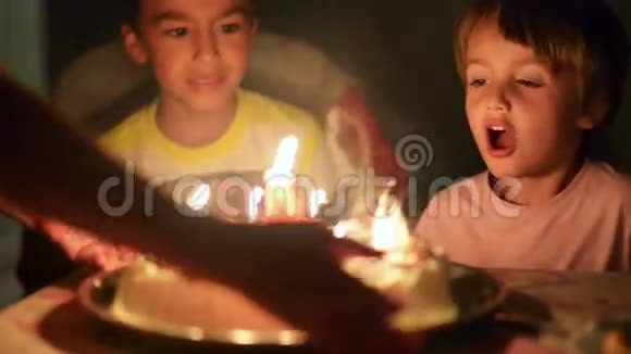 快乐的孩子在周年纪念日吹蜡烛视频的预览图