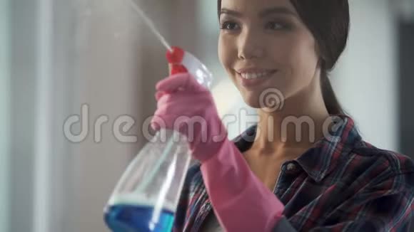 女士可以轻松地用新的洗涤剂清洗窗户和镜子使其远离灰尘和污渍视频的预览图