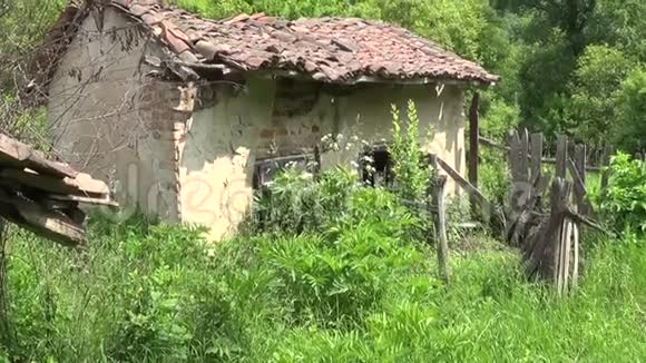旧谷仓和废弃花园视频的预览图