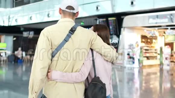 年轻夫妇的腿与行李在机场旅行和商务旅行的概念夫妻在机场赶时间视频的预览图