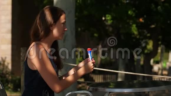 女人吃冰淇淋视频的预览图