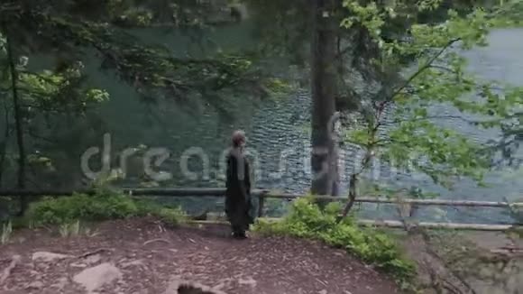 女孩走在湖边视频的预览图