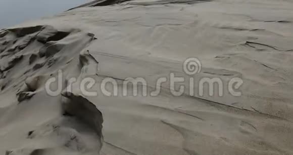 在沙漠沙丘中行走视频的预览图