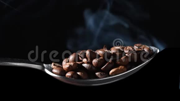 勺子里的咖啡豆视频的预览图