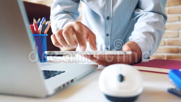 年轻的商人在办公室里用平板电脑和电子邮件阅读视频的预览图