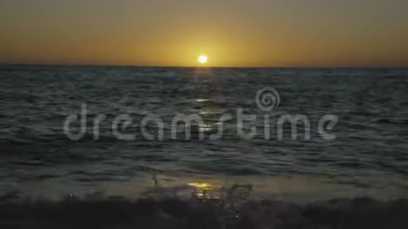 太阳融化在地平线上视频的预览图